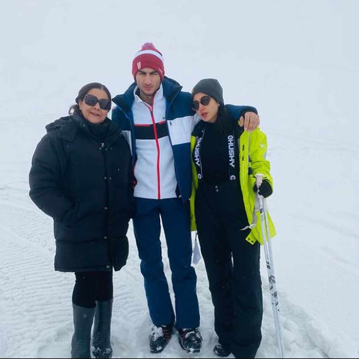 सारा अली खान, मां अमृता और भाई इब्राह‍िम के साथ  