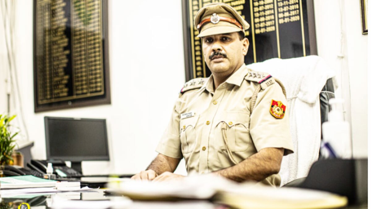 पुलिस कांस्टेबल ने बीमार बुजुर्ग की मदद की  