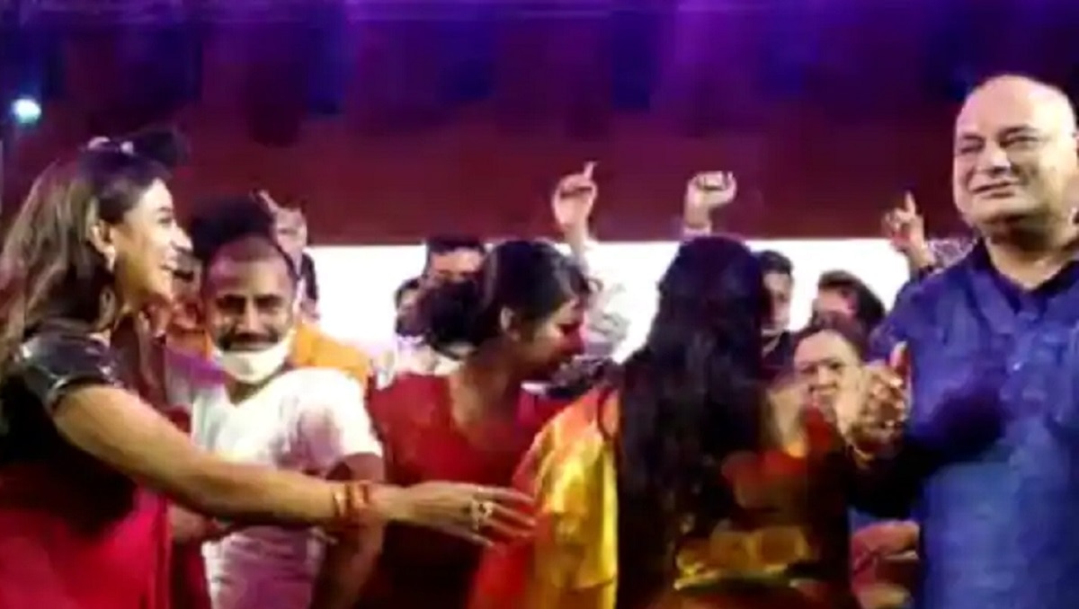 akshara singh in munna shukla dance party