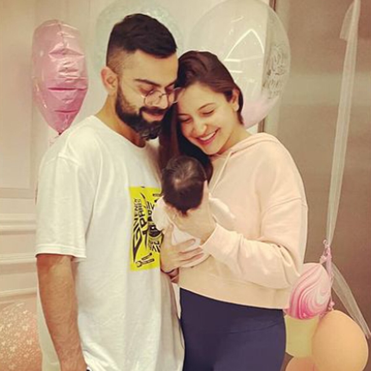 अनुष्का-व‍िराट बेटी वामिका के साथ 