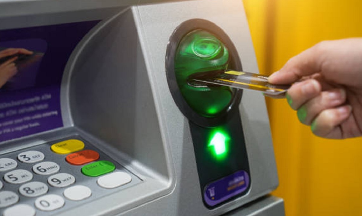 गर्लफ्रेंड के लिए एटीएम लूटते पकड़ा गया