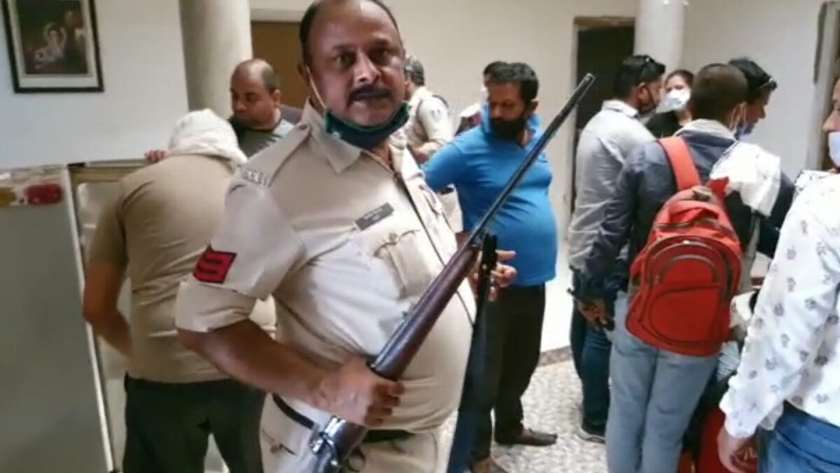 सस्पेंड SDO का 12 घंटे तक हाईवोल्टेज ड्रामा, पत्नी और बहू को गनपॉइंट पर बनाया बंधक, समधी को मारी गोली