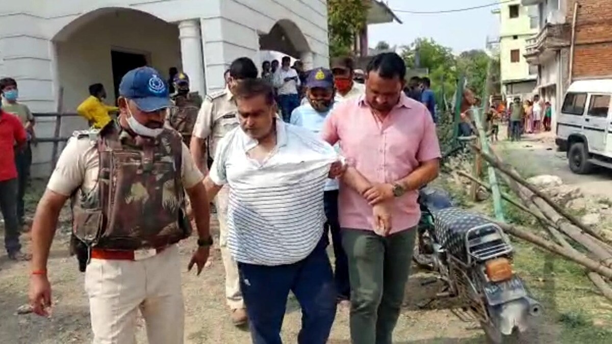 सस्पेंड SDO का 12 घंटे तक हाईवोल्टेज ड्रामा, पत्नी और बहू को गनपॉइंट पर बनाया बंधक, समधी को मारी गोली