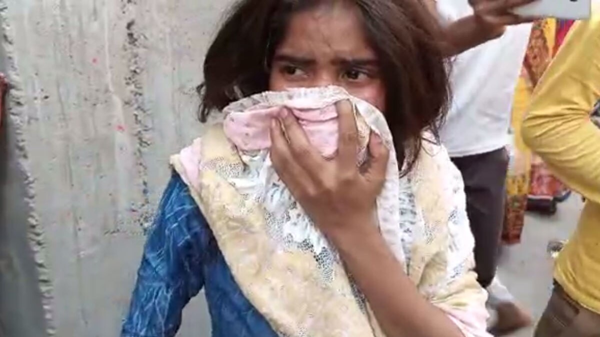 युवकों ने लड़के और लड़की को बीच सड़क जमकर पीटा 