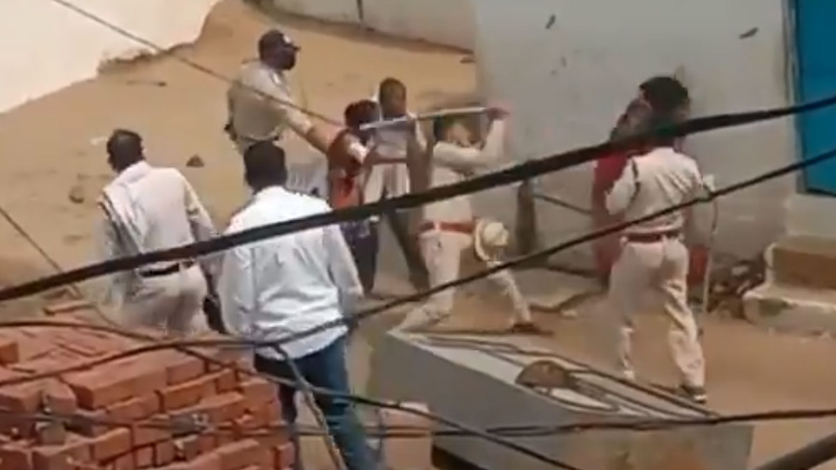 पुलिस ने कोरोना संक्रमित शख्स के परिवार की महिलाओं पर बरसाए लाठी-डंडे