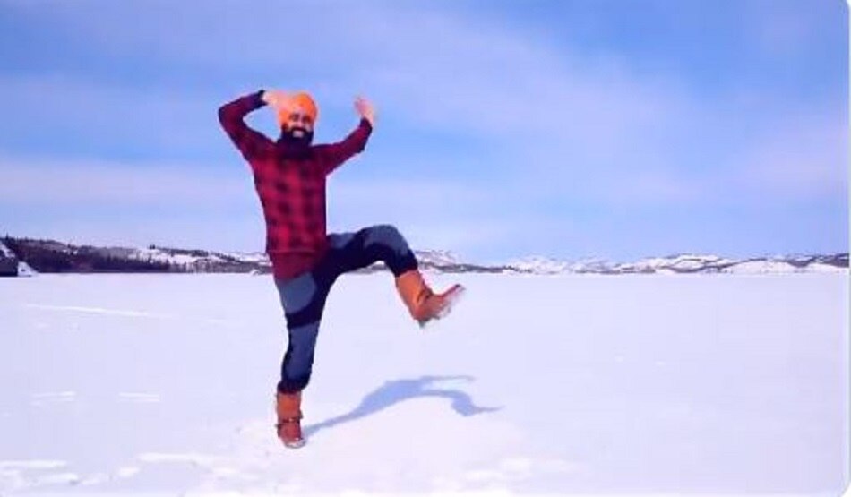 वैक्सीन की खुशी में भांगड़ा