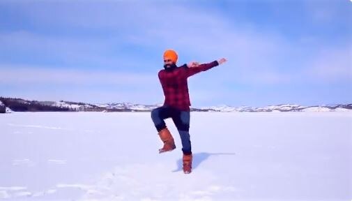 वैक्सीन की खुशी में भांगड़ा