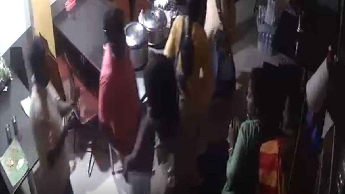 होटल में खाना खा रहे लोगों पर पुलिस के डंडे