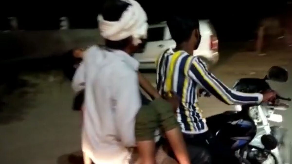 शव को मोटरसाइकिल पर ले जाता पिता