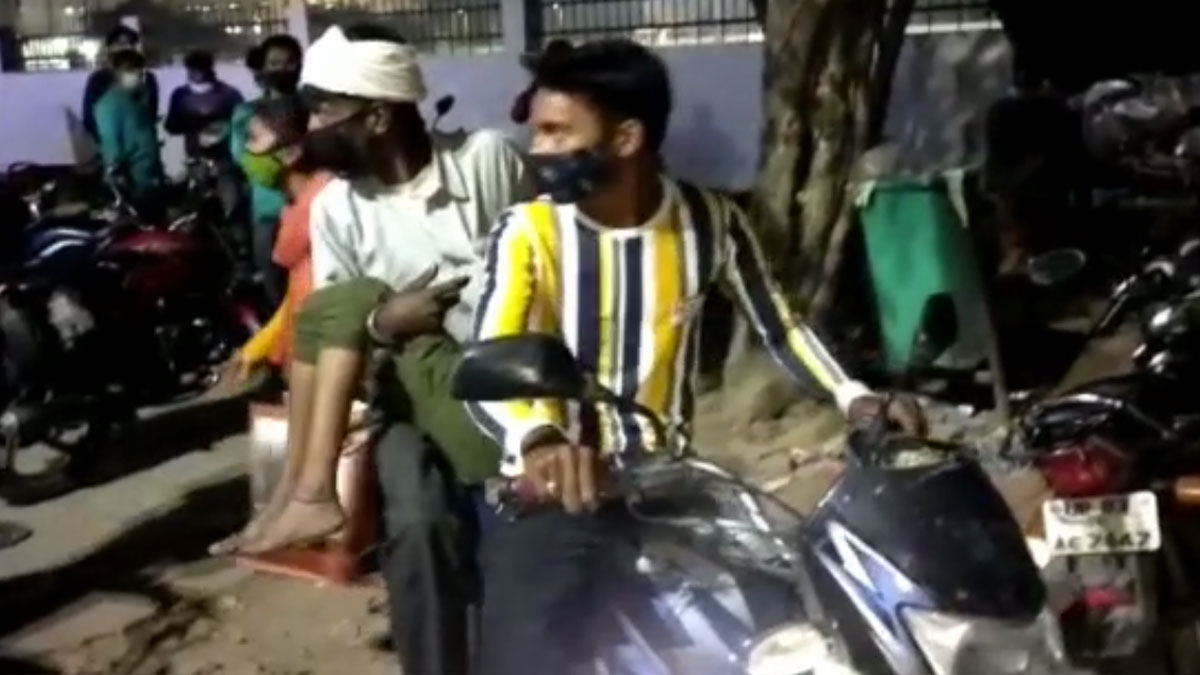 शव को मोटरसाइकिल पर ले जाता पिता 
