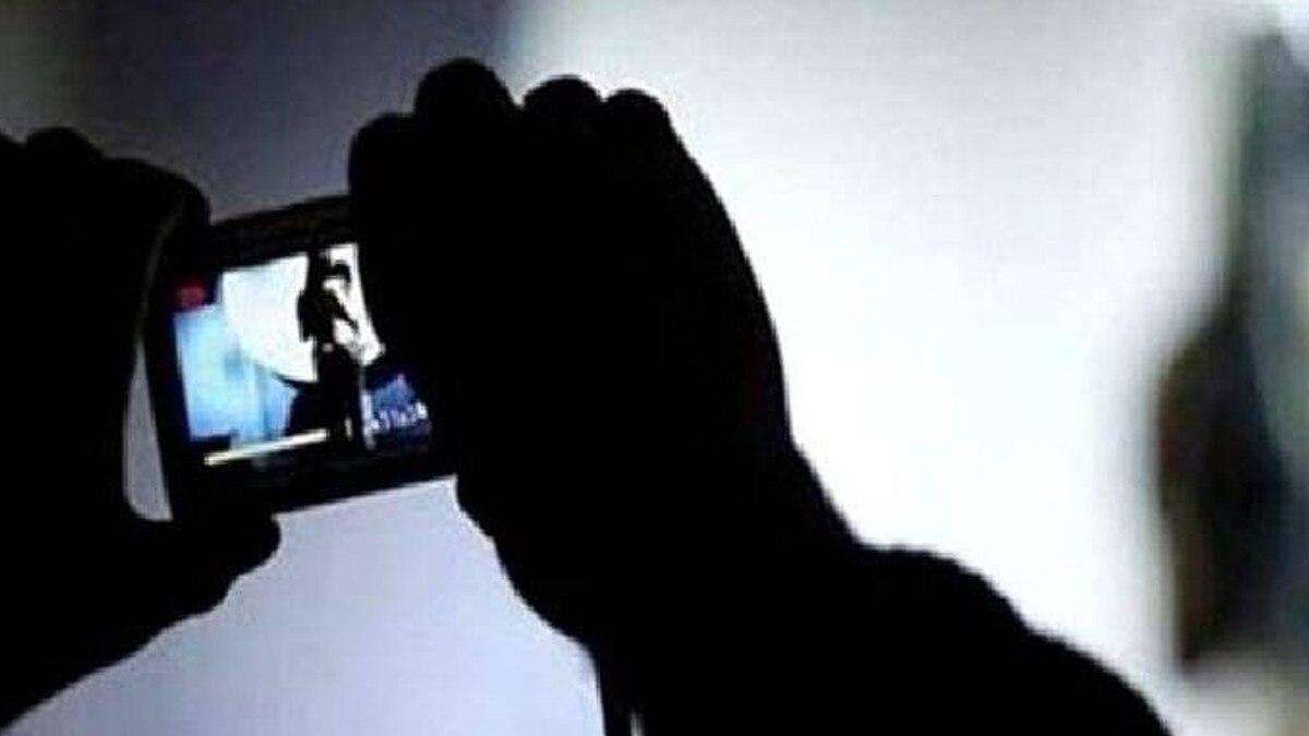 छात्रा ने बात करने से क‍िया मना तो युवक ने सेल्फी तस्वीरों को वायरल करने की दी धमकी, सदमे में खुद को लगा ली आग 