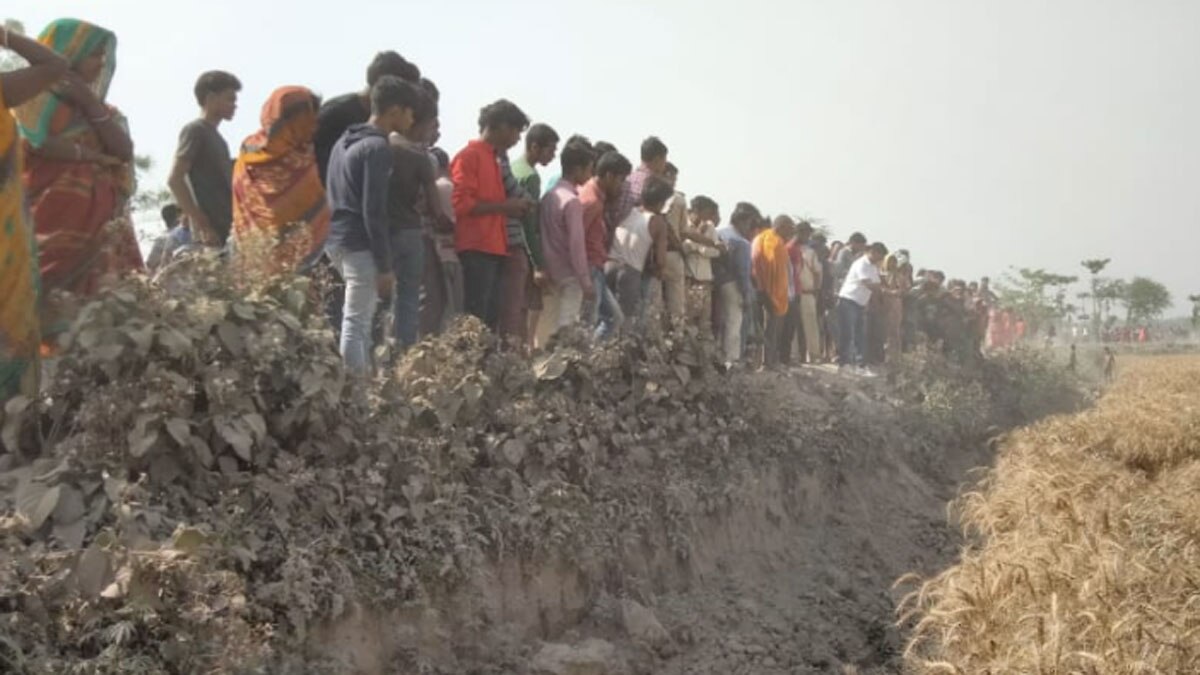 सड़क के किनारे दो अलग-अलग जगहों पर मिले तीन शव 