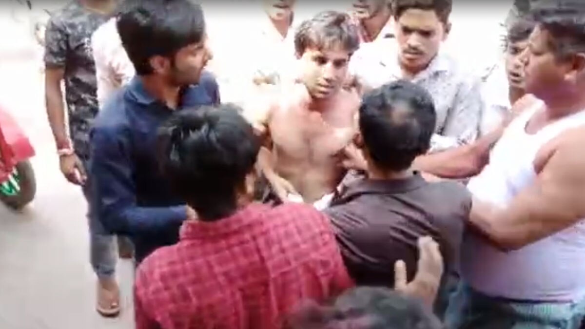 युवकों ने लड़के और लड़की को बीच सड़क जमकर पीटा 