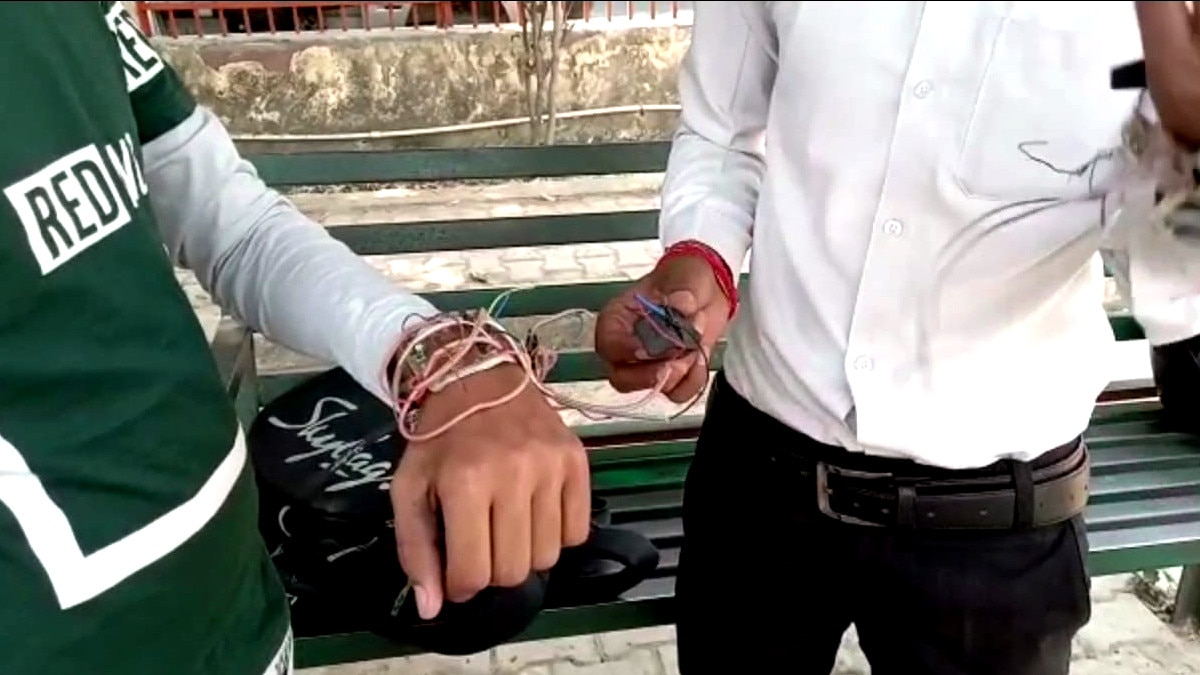 सोशल डिस्टेंसिंग का पालन कराएगा ये ‘ब्रेसलेट’, ज्यादा पास आने पर देगा झटका 