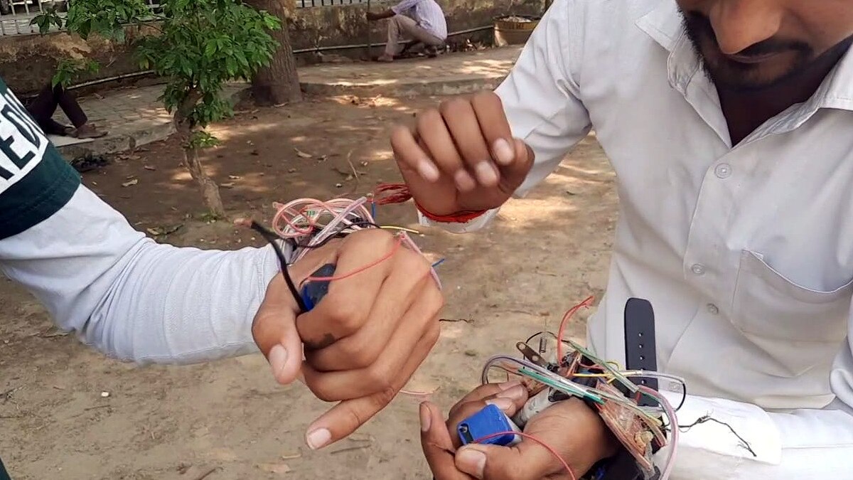 सोशल डिस्टेंसिंग का पालन कराएगा ये ‘ब्रेसलेट’, ज्यादा पास आने पर देगा झटका 