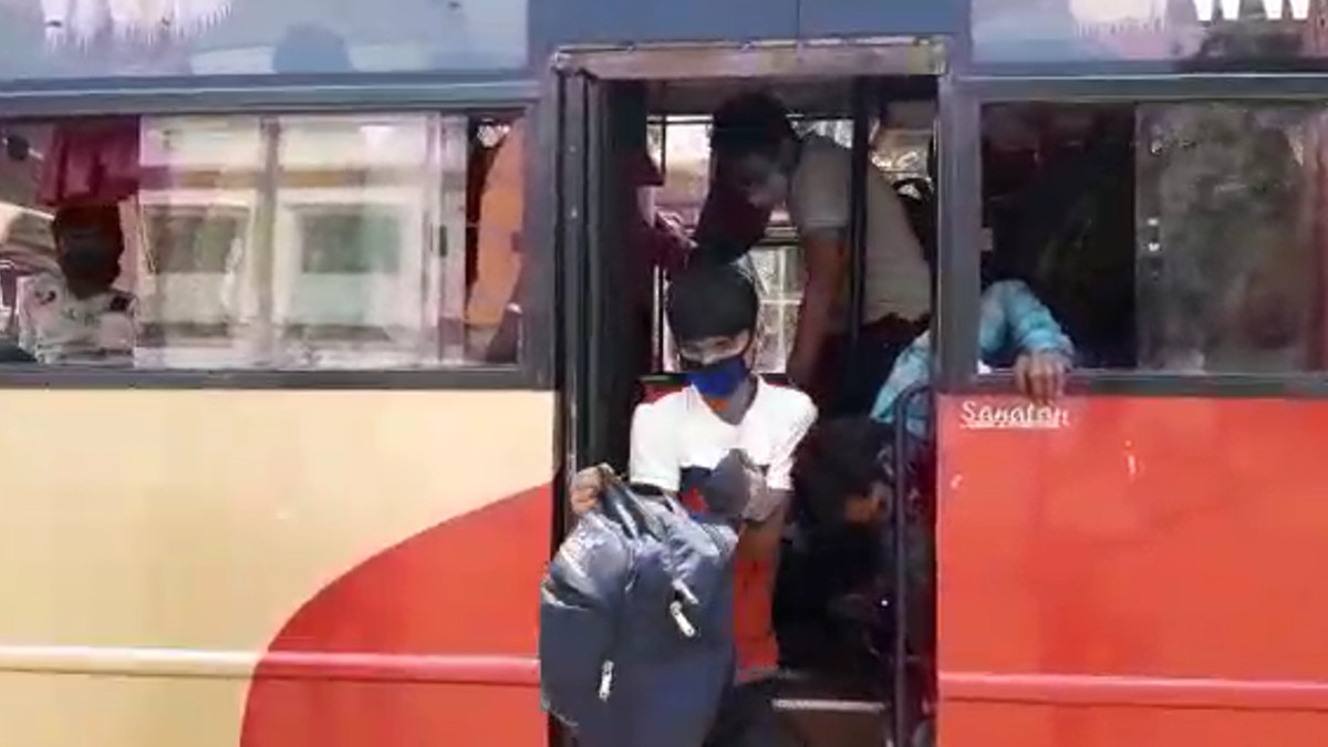 50 सीटर बस में ठूंस-ठूंसकर कर भरे थे 93 यात्री, पुल‍िस ने क‍िया अनोखा काम 