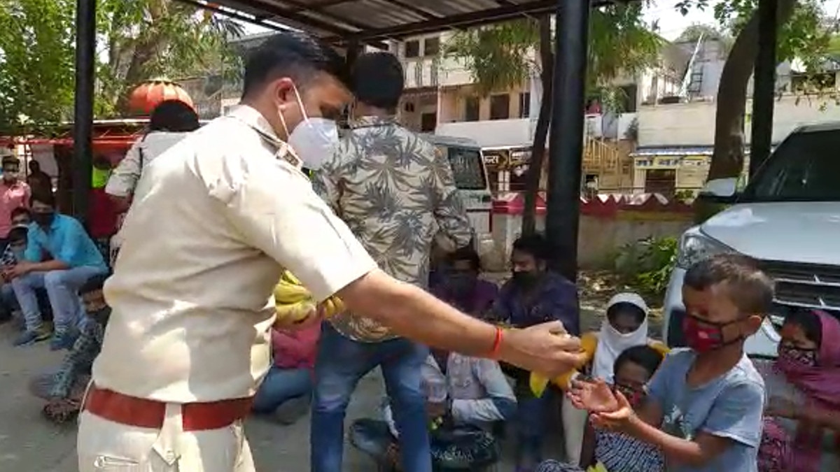 50 सीटर बस में ठूंस-ठूंसकर कर भरे थे 93 यात्री, पुल‍िस ने क‍िया अनोखा काम 