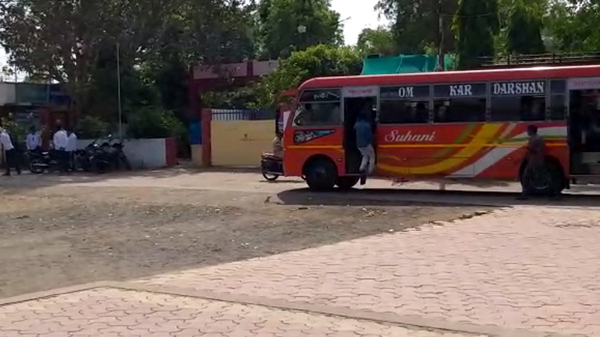 50 सीटर बस में ठूंस-ठूंसकर कर भरे थे 93 यात्री, पुल‍िस ने क‍िया अनोखा काम 