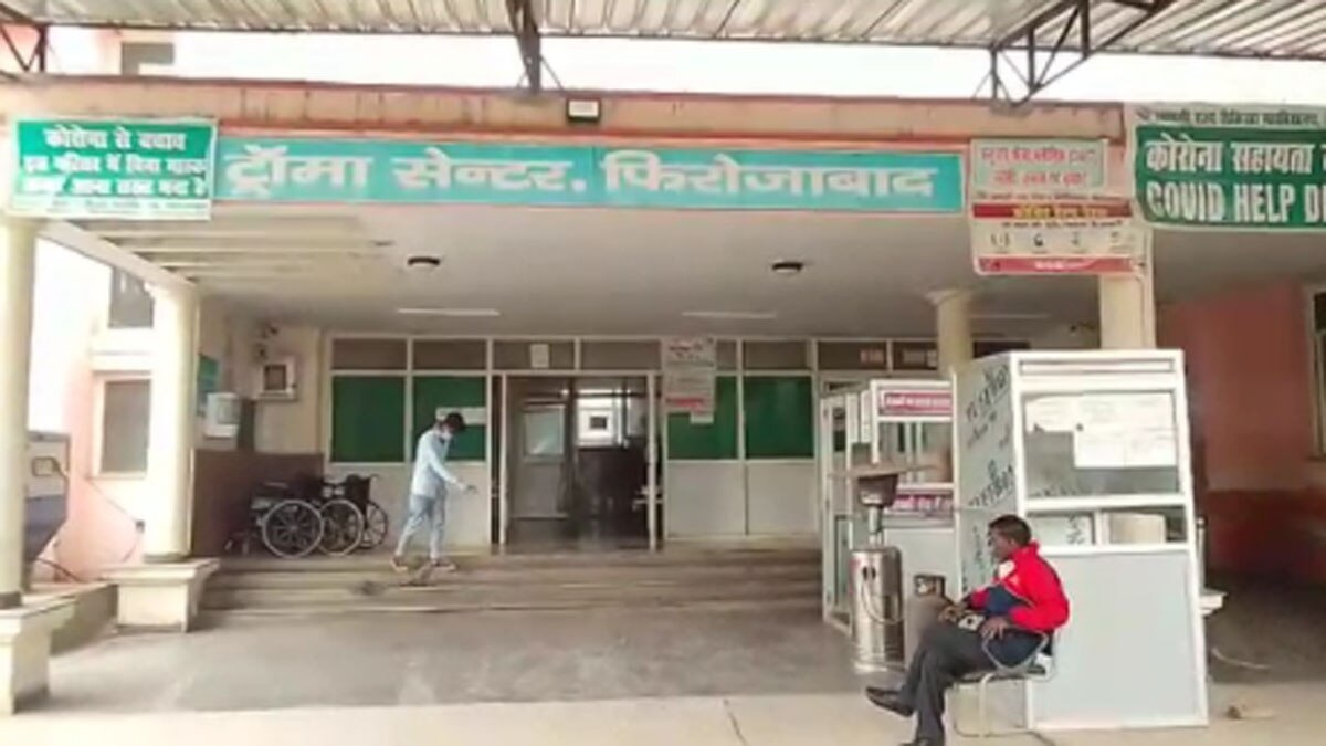 शव को मोटरसाइकिल पर ले जाता पिता 