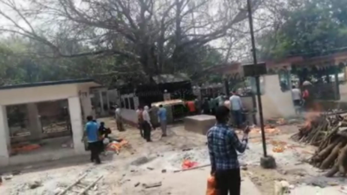 श्मशान घाट पर दाह संस्कार के लिए जगह कम पड़ रही है 
