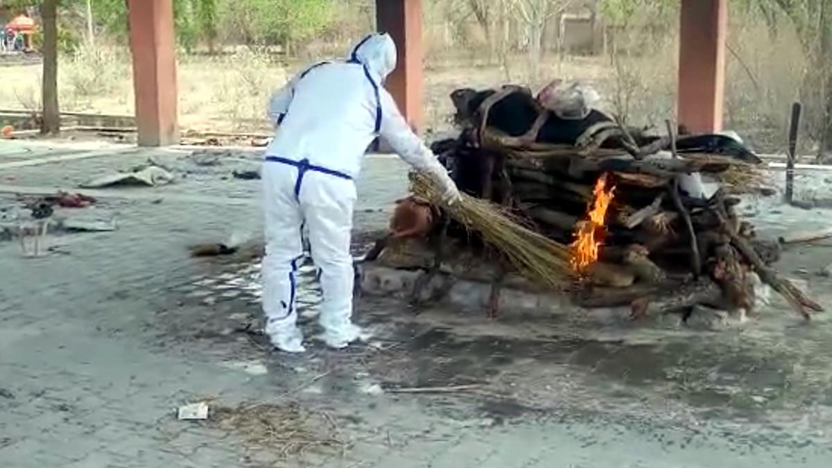 ईसाई समाज के दंपती का हिंदू रीति रिवाज से कराया गया अंतिम संस्कार.