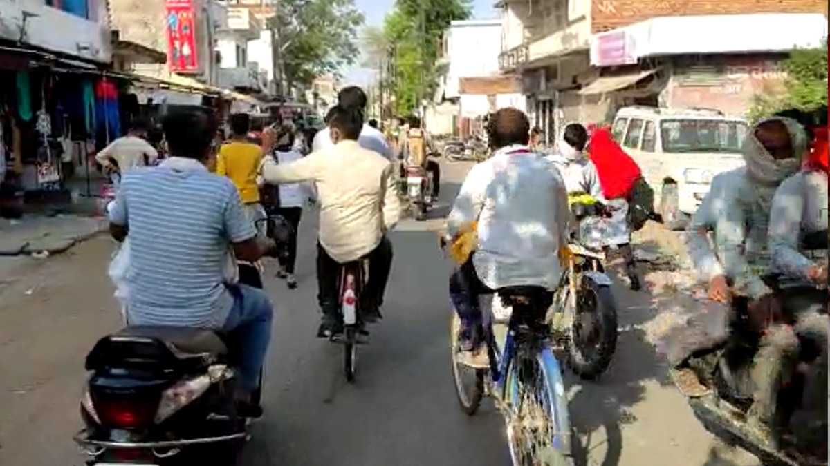 साइक‍िल चला रहे अफसर और पीछे इंजीन‍ियर बना रहे वीड‍ियो, ऐसे काट रहे ब‍िना मास्क वालों के चालान 