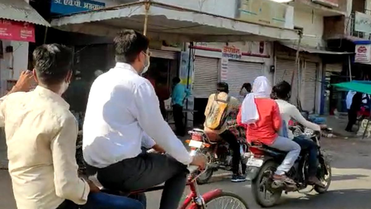 साइक‍िल चला रहे अफसर और इंजीन‍ियर बना रहे वीड‍ियो, ऐसे काट रहे ब‍िना मास्क वालों के चालान
