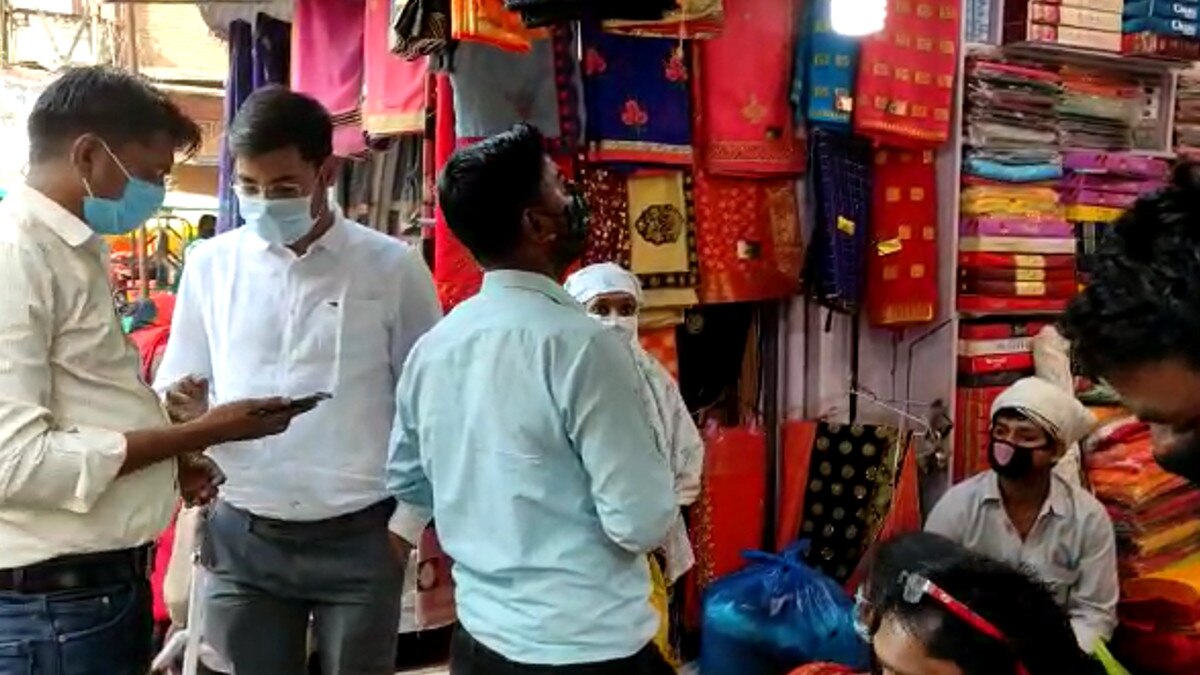 साइक‍िल चला रहे अफसर और पीछे इंजीन‍ियर बना रहे वीड‍ियो, ऐसे काट रहे ब‍िना मास्क वालों के चालान 