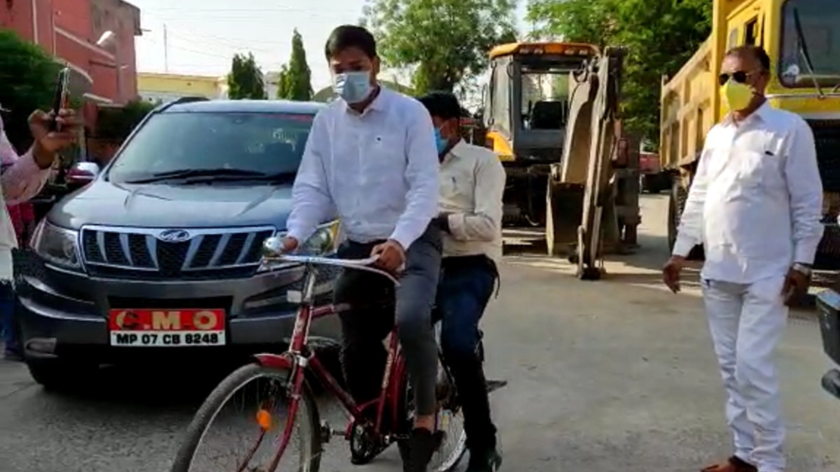 साइक‍िल चला रहे अफसर और पीछे इंजीन‍ियर बना रहे वीड‍ियो, ऐसे काट रहे ब‍िना मास्क वालों के चालान 
