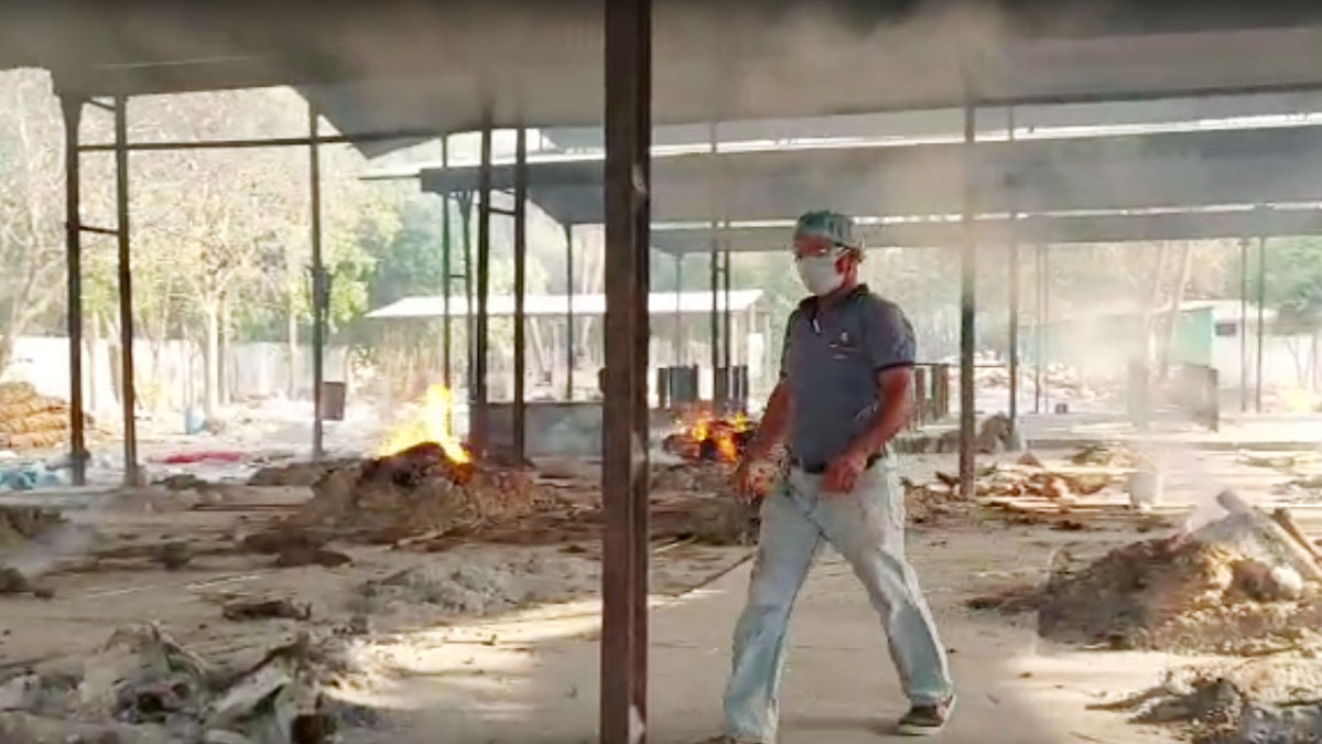 सूर्यास्त के बाद रात 10 बजे तक जल रही हैं लाशें 