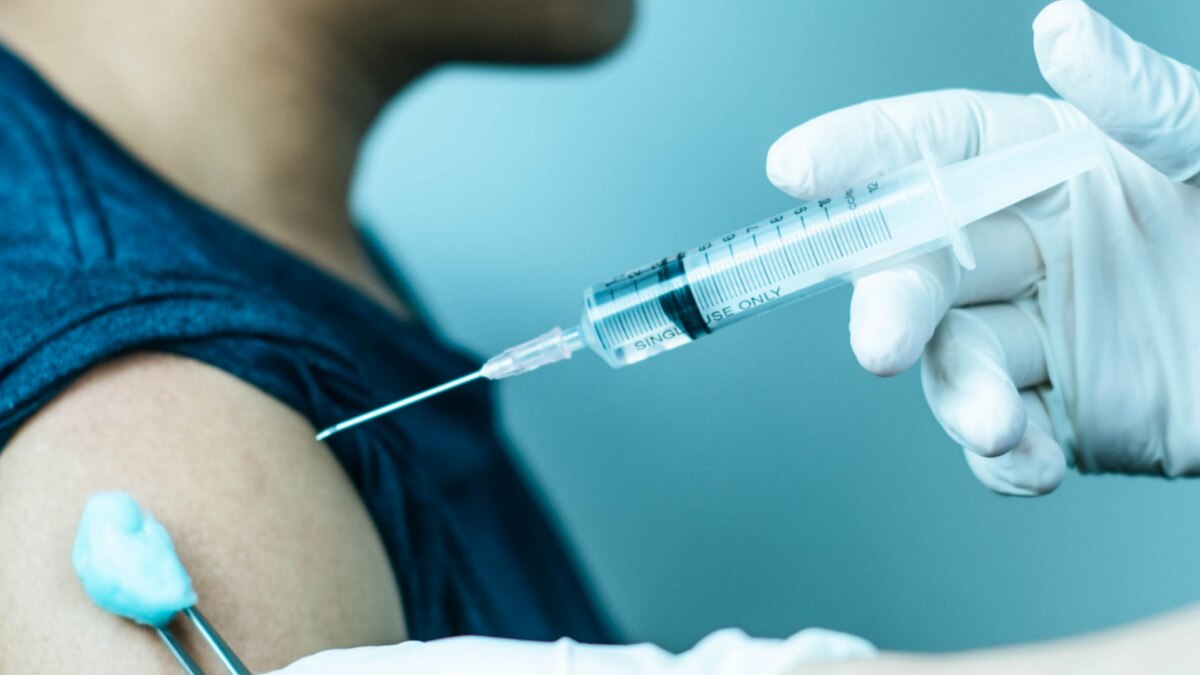 कलेक्टर का फरमान, जो नहीं लगवाएंगे वैक्सीन उन्हें नहीं म‍िलेगा सरकारी योजना का लाभ 