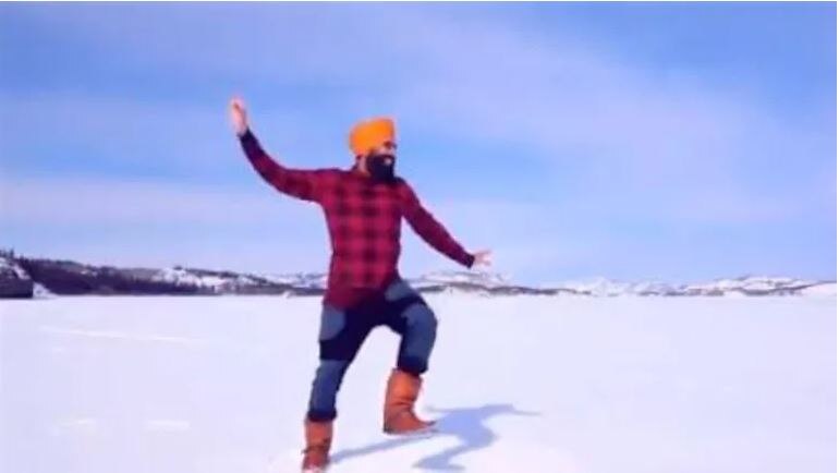 वैक्सीन की खुशी में भांगड़ा