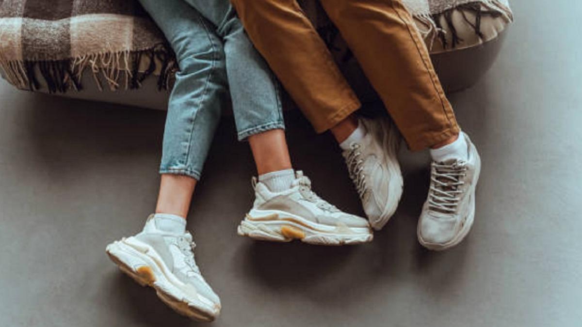 Man with 35 girlfriends