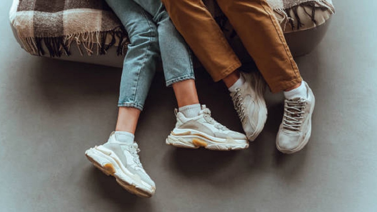 Man with 35 girlfriends