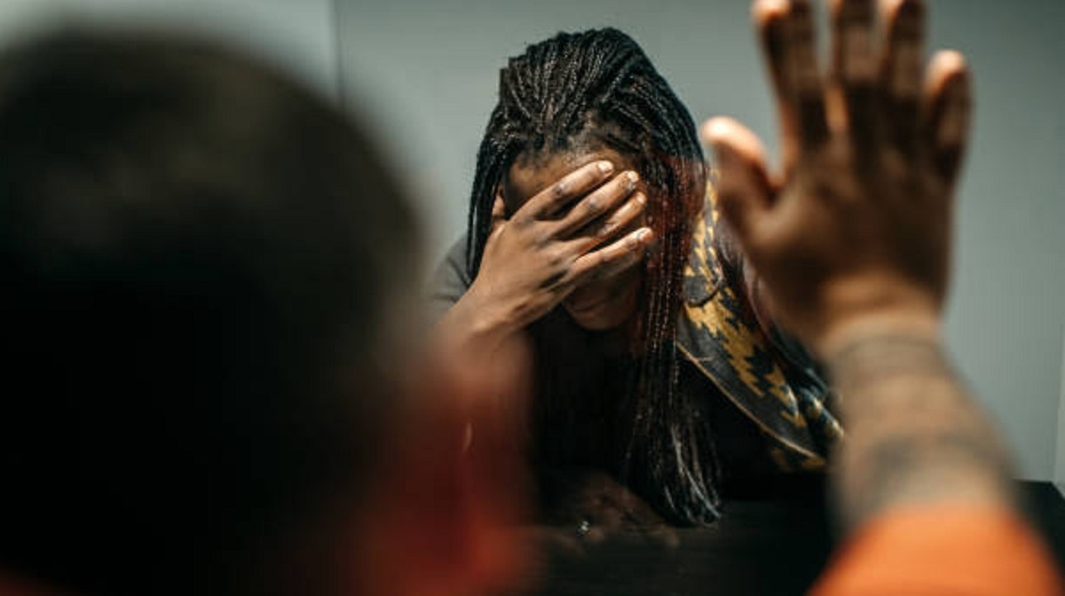 husband murder wife Stabbed with knife 