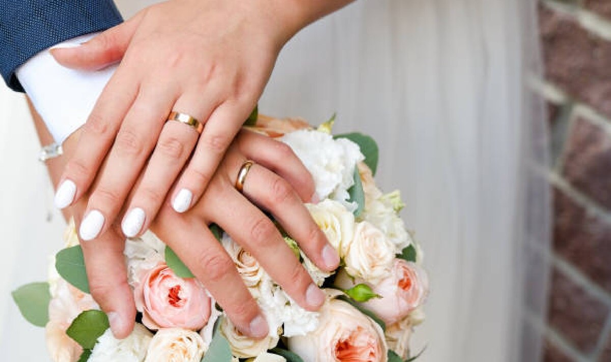 Man with 35 girlfriends