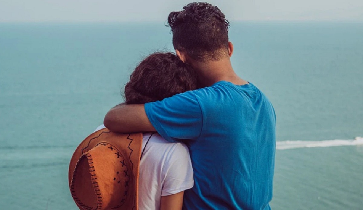 गर्लफ्रेंड ने युवक को बेडरूम में टेप से बांधा