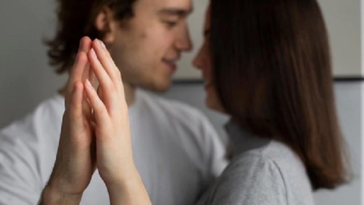 गर्लफ्रेंड ने युवक को बेडरूम में टेप से बांधा