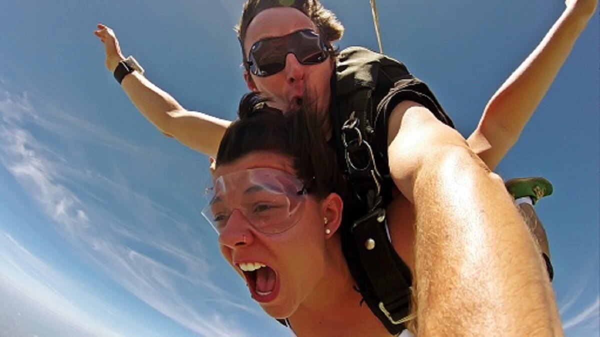 स्काई डाइविंग