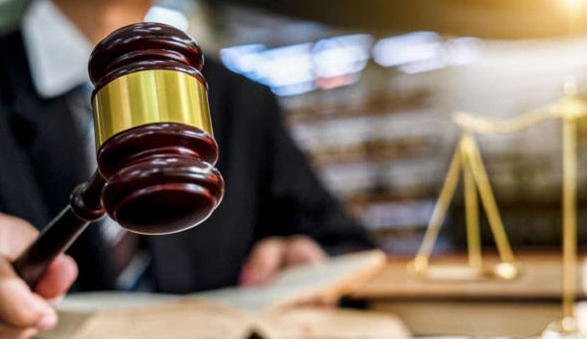 husband murder wife Stabbed with knife 