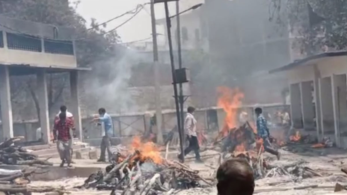 श्मशान घाट पर दाह संस्कार के लिए जगह कम पड़ रही है 