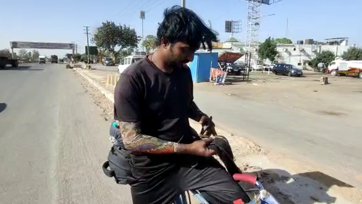 लॉकडाउन में गई नौकरी तो युवा ने उठा ली साइकिल, डिप्रेशन में जाकर सुसाइड करने वालों के लिए बना मिसाल 