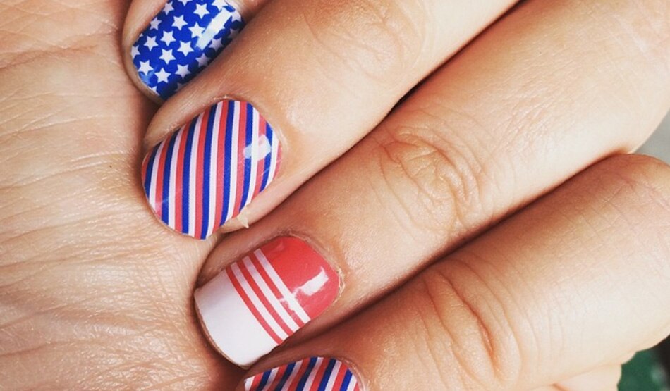 नीले नाखून