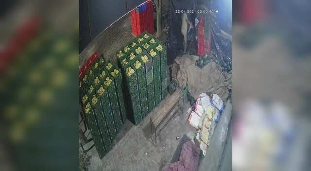 सब्जी मंडी से सेब की पेटी चुराता पुलिसकर्मी 