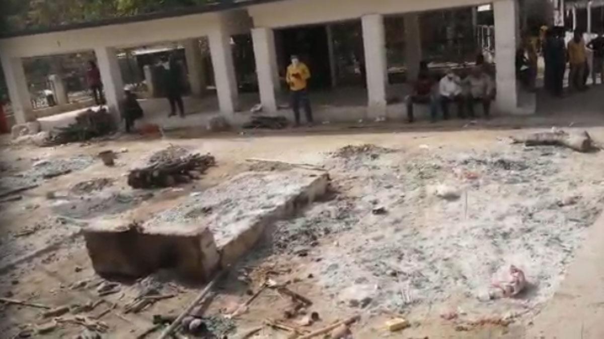 श्मशान घाट पर दाह संस्कार के लिए जगह कम पड़ रही है 