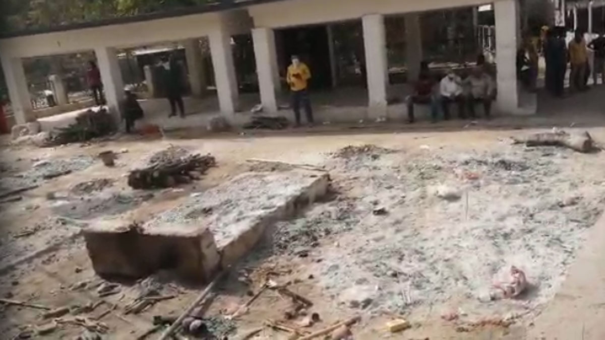 श्मशान घाट पर दाह संस्कार के लिए जगह कम पड़ रही है 