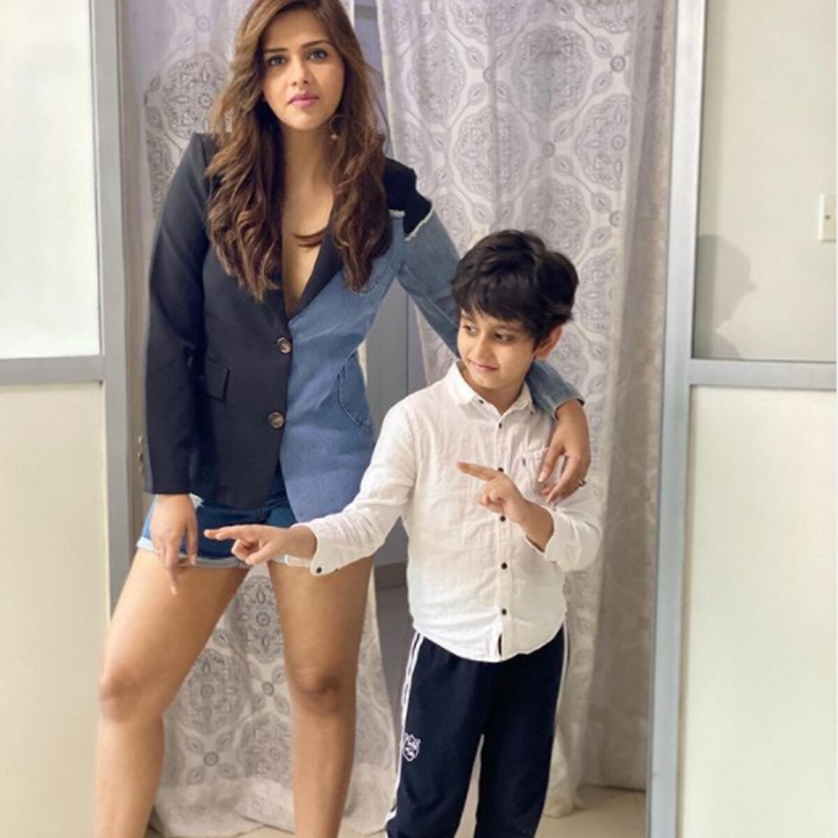 दलजीत कौर बेटे के साथ 