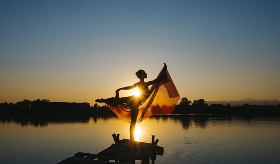 नृत्य करती हुई लड़की