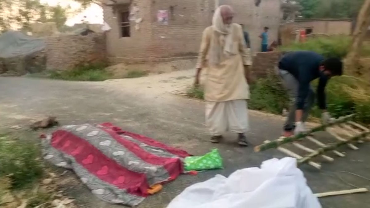 अंतिम संस्कार के लिए पत्नी की लाश को साइकिल पर ले जाता दिखा बुजुर्ग 