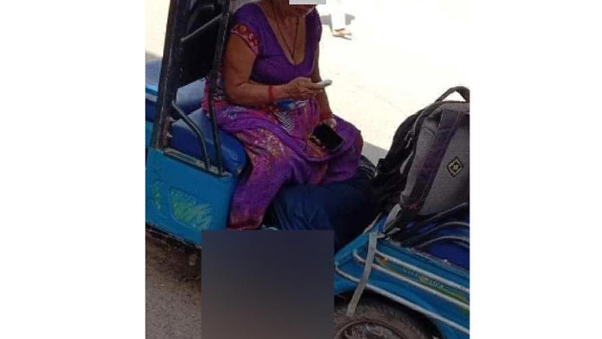 बेटे के शव को ई-रिक्शा पर ले जाती मां 